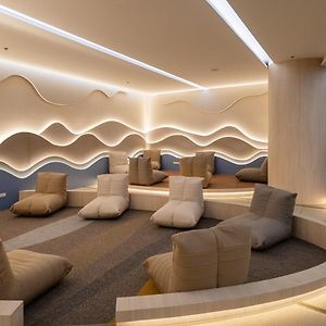 Zimmer mit Kingsize-Bett